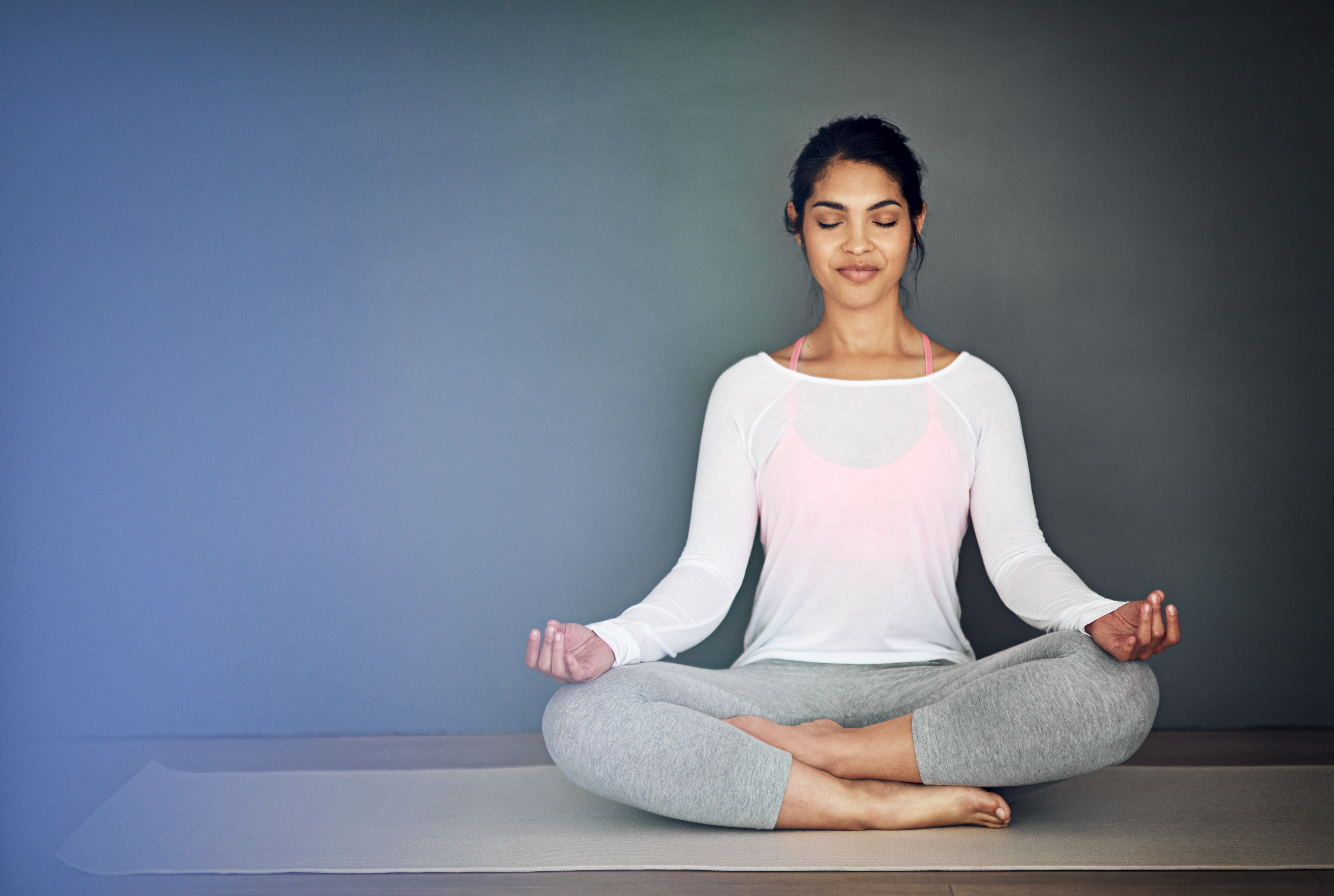 Йога в платье. Женщина в позе лотоса. Девушка медитирует. Медитация в йоге. Женщина медитирует в позе лотоса.